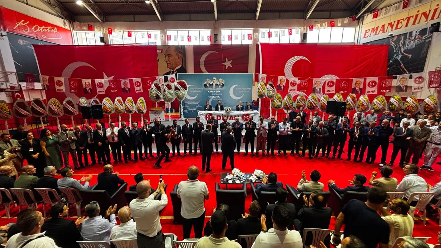 MHP İzmir'de kongre maratonu: 24 ilçede birlik ve coşku mesajı verildi