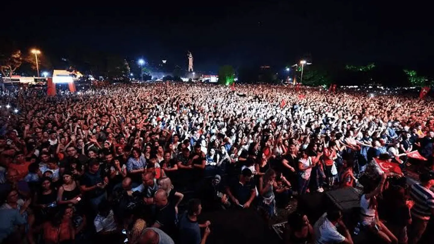 İzmir Fuarı'nda yıldızlar geçidi! Çim Konserleri için 6 ünlü isim şartnameye girdi