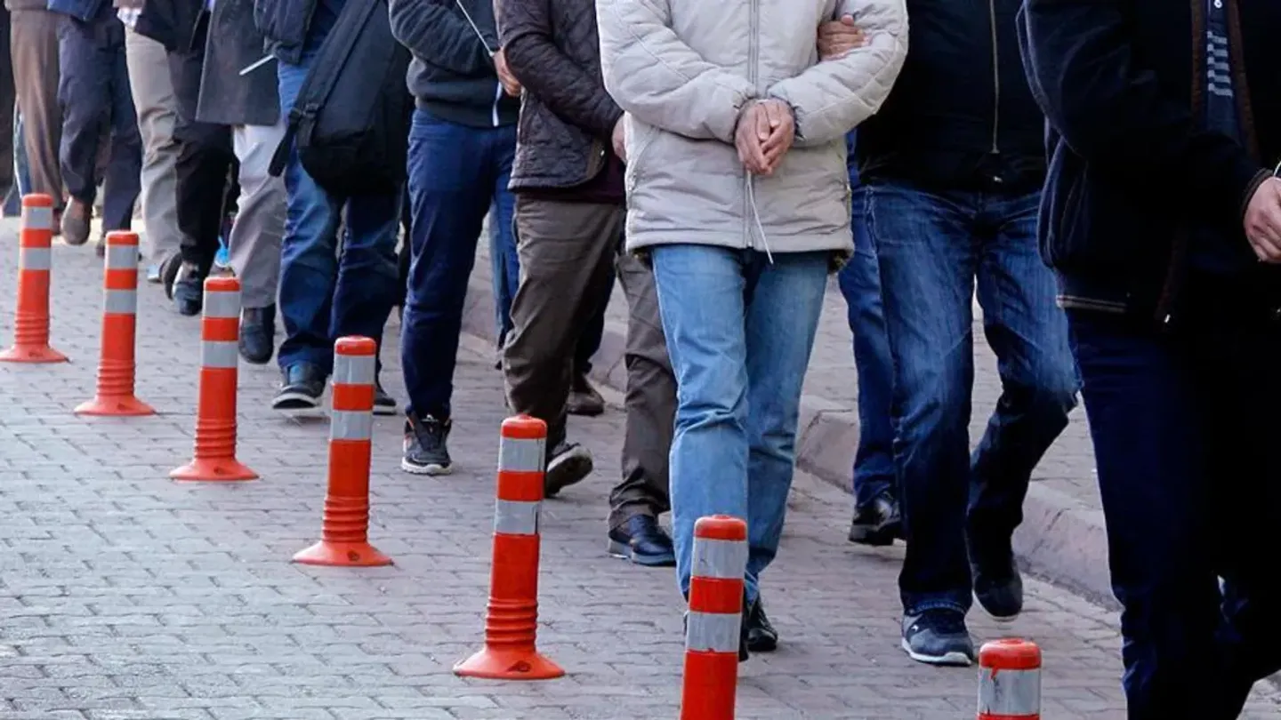 İzmir'de suç örgütü propagandası operasyonu: Sosyal medya paylaşımları 9 kişiyi yakalattı!