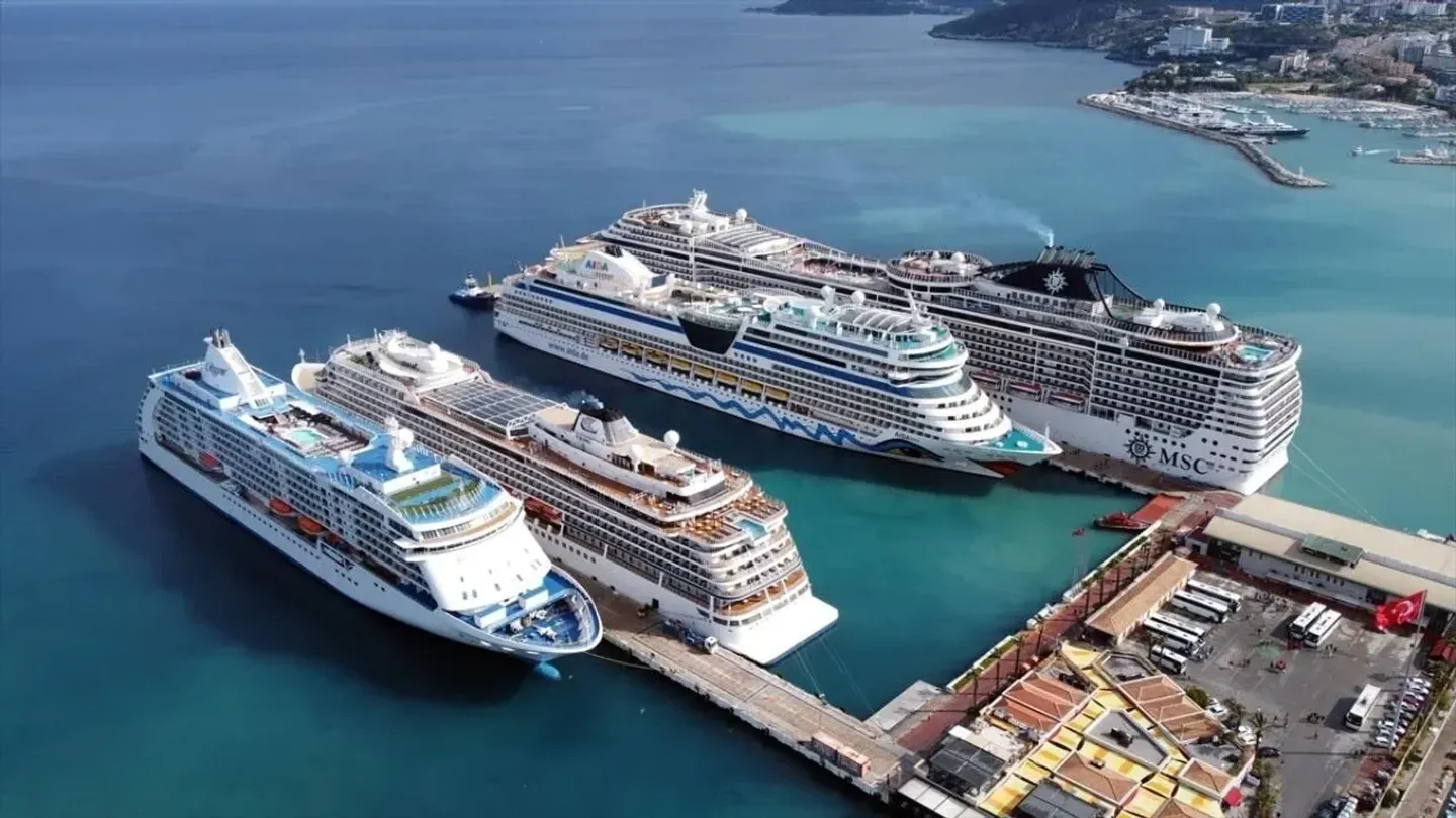 Kuşadası’nda kruvaziyer yoğunluğu: 4 gemiyle 11 bin 811 turist geldi