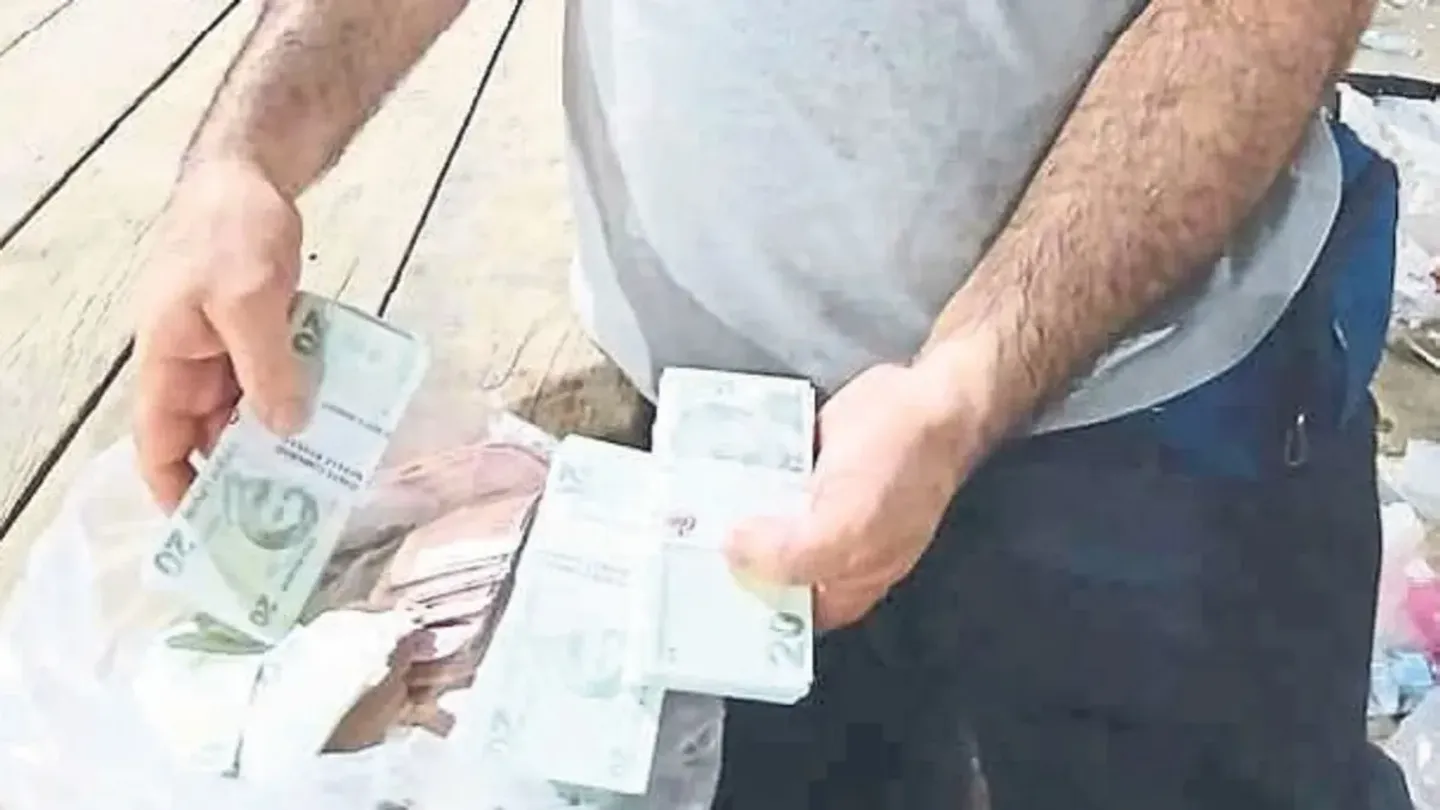 İzmir'de insanlık ölmedi dedirten olay: Poşet dolusu parayı bulup bir an bile tereddüt etmedi!