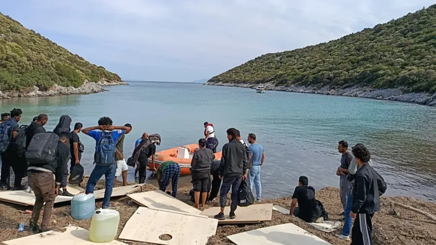 Ege Sularında Düzensiz Göçmen Operasyonu: 121 Göçmen Ve 3 Organizatör Yakalandı!