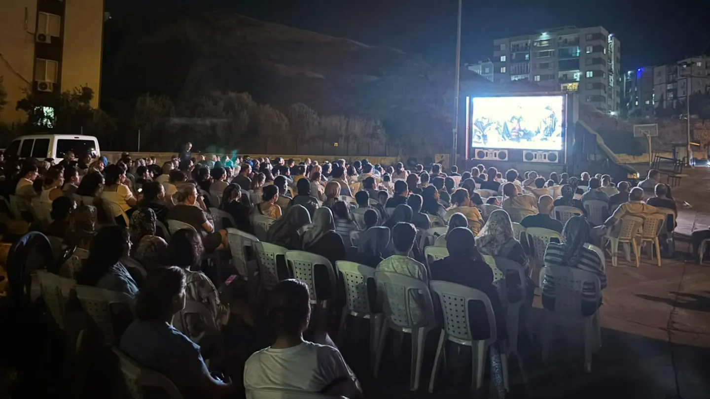 Çiğli’de Mahalleler Sinemaya Dönüştü! 4 Günde 2 Bin 300 İzleyici