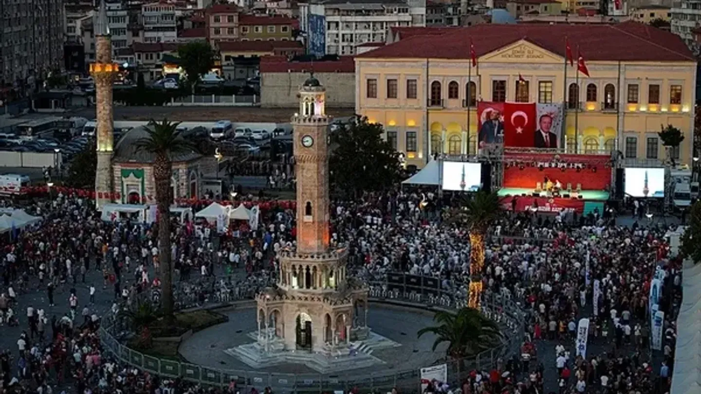İzmirliler Konak Meydanı’na akın etti: Binler 15 Temmuz için buluştu