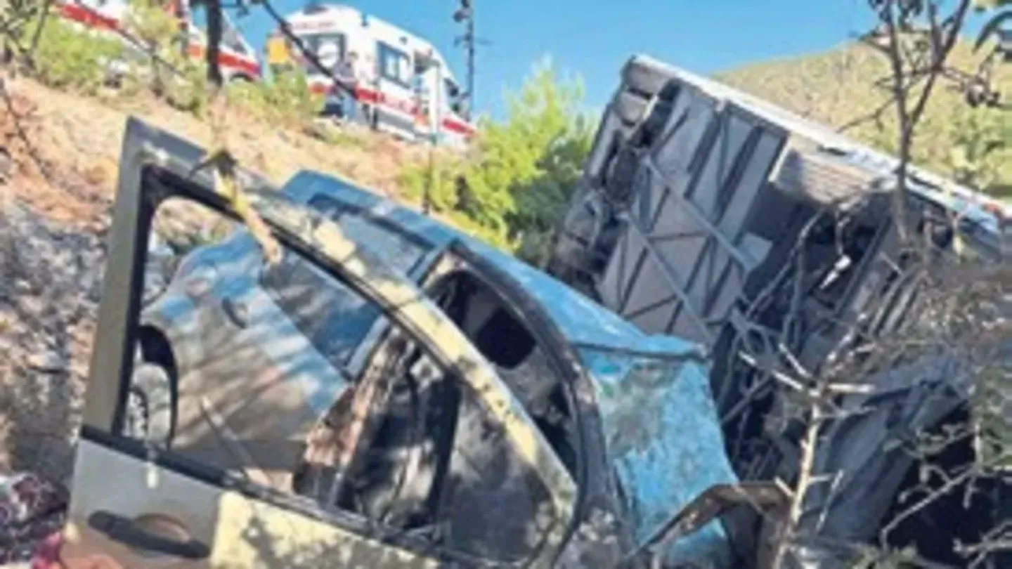 Menderes’te feci kaza: Otomobilden 2 kişi hayatını kaybetti