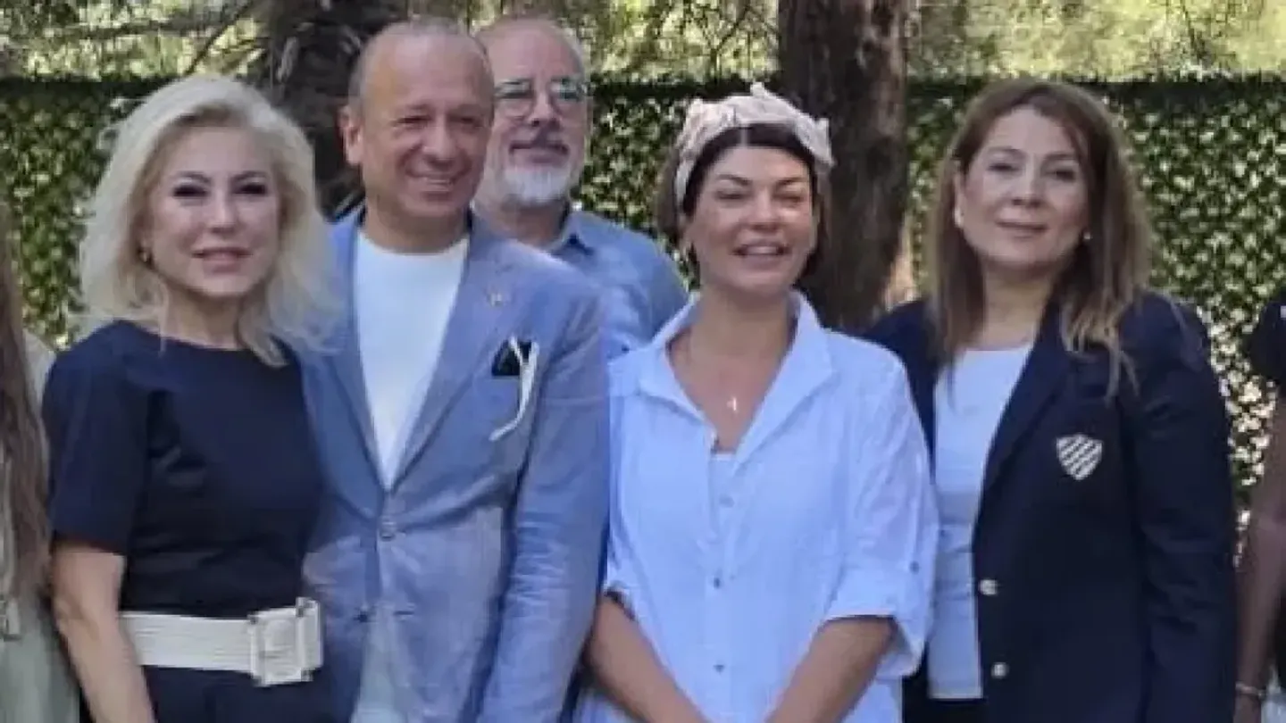 Siyasette Sürpriz Rota: Ünlü Şarkıcı Aslı Zen'e AK Parti İzmir'de Kritik Görev!