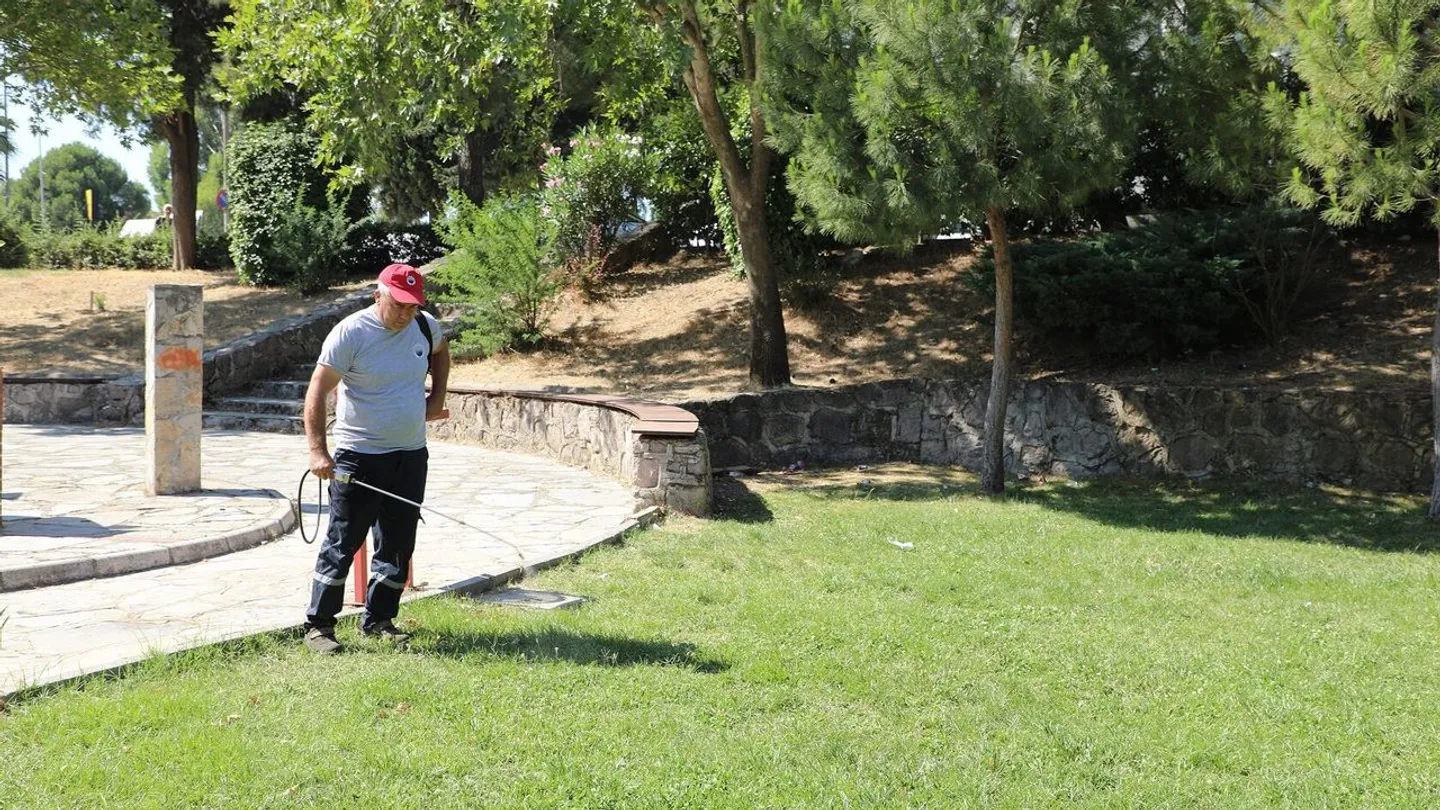 Menderes'te parklar yaz boyunca titizlikle bakımdan geçiyor
