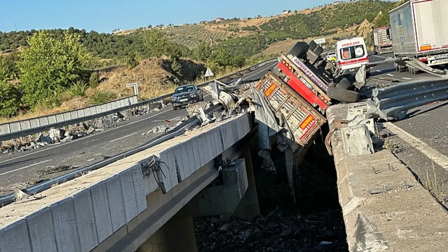 Uşak-İzmir karayolunda feci kaza:1 ölü! TIR İki köprü arasında boşluğa devrildi