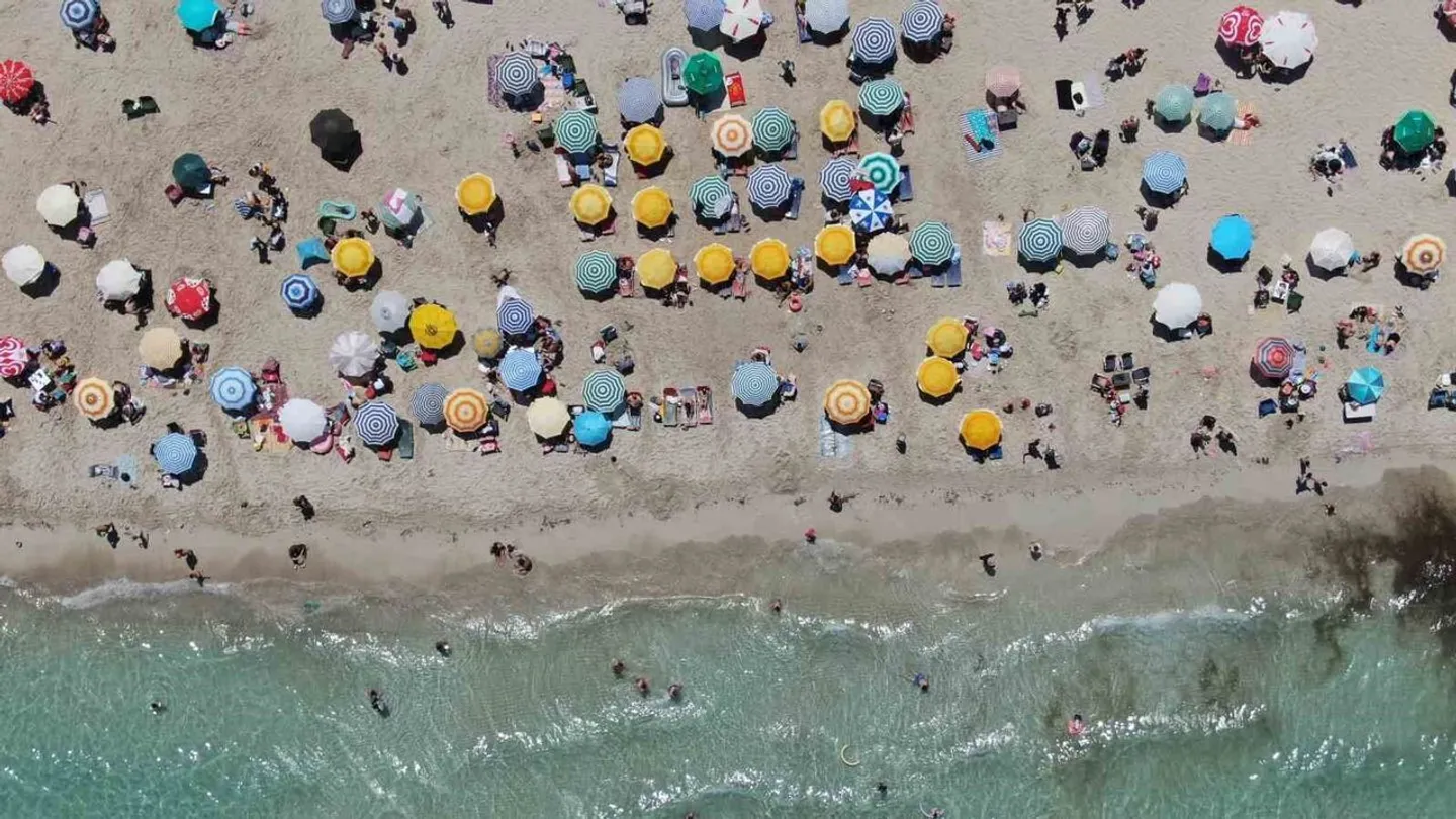 Çeşme sahilleri doldu taştı: Sıcaktan bunalanlar Ilıca’da serinledi