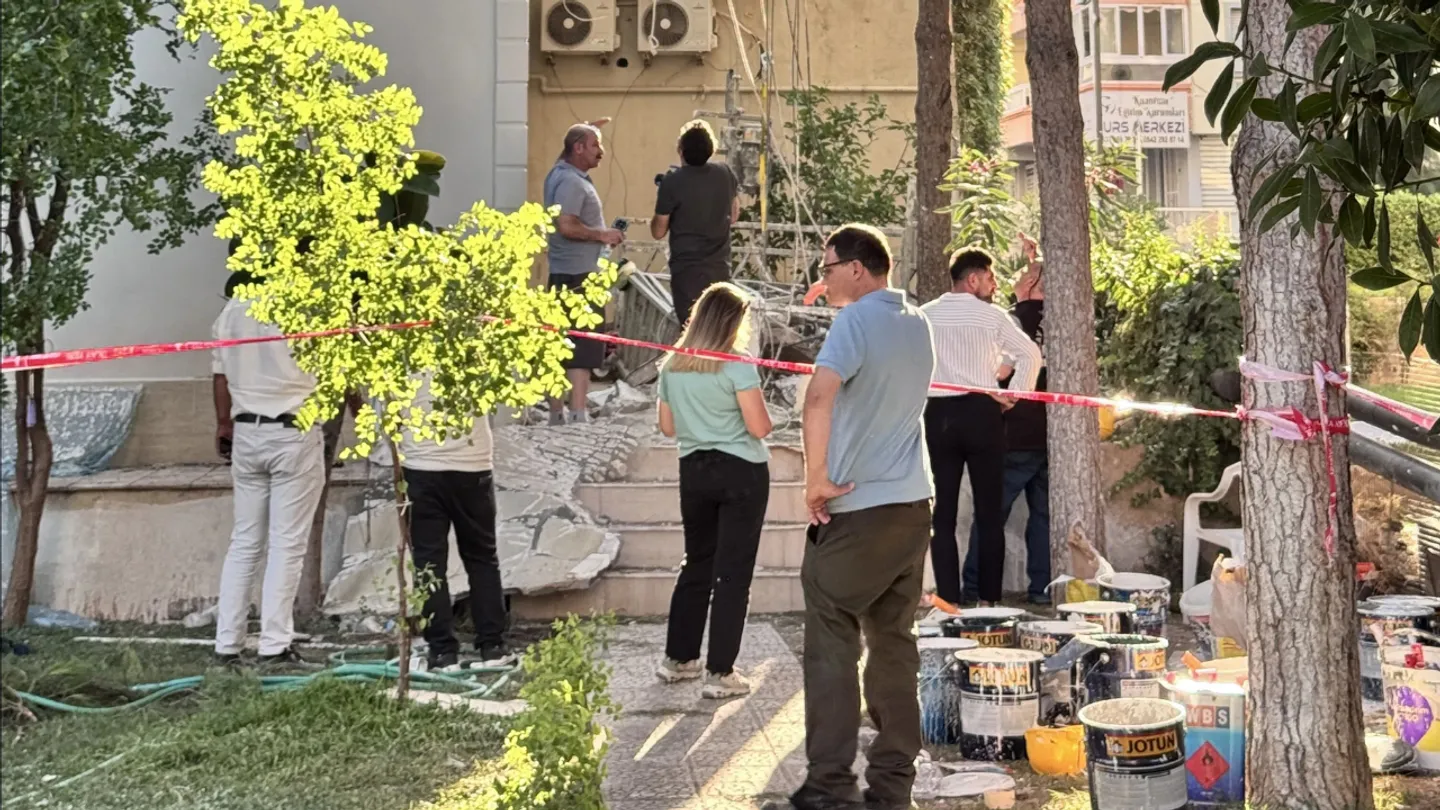 Balçova'da korkutan iş kazası: İskele çöktü, 3 kardeş işçi yaralandı