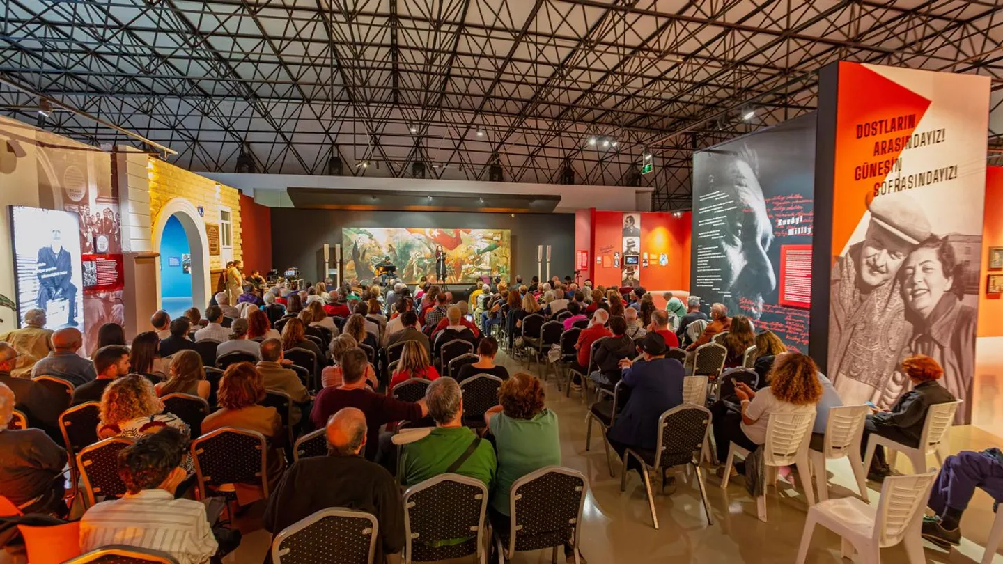 İzmir’de Nâzım Hikmet Gecesi! Kuvâyi Milliye Destanı Şiir ve Müzikle Yankılandı