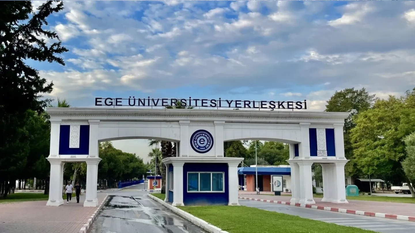 Ege Üniversitesi’nde stant gerilimi: 27 öğrenci gözaltına alındı
