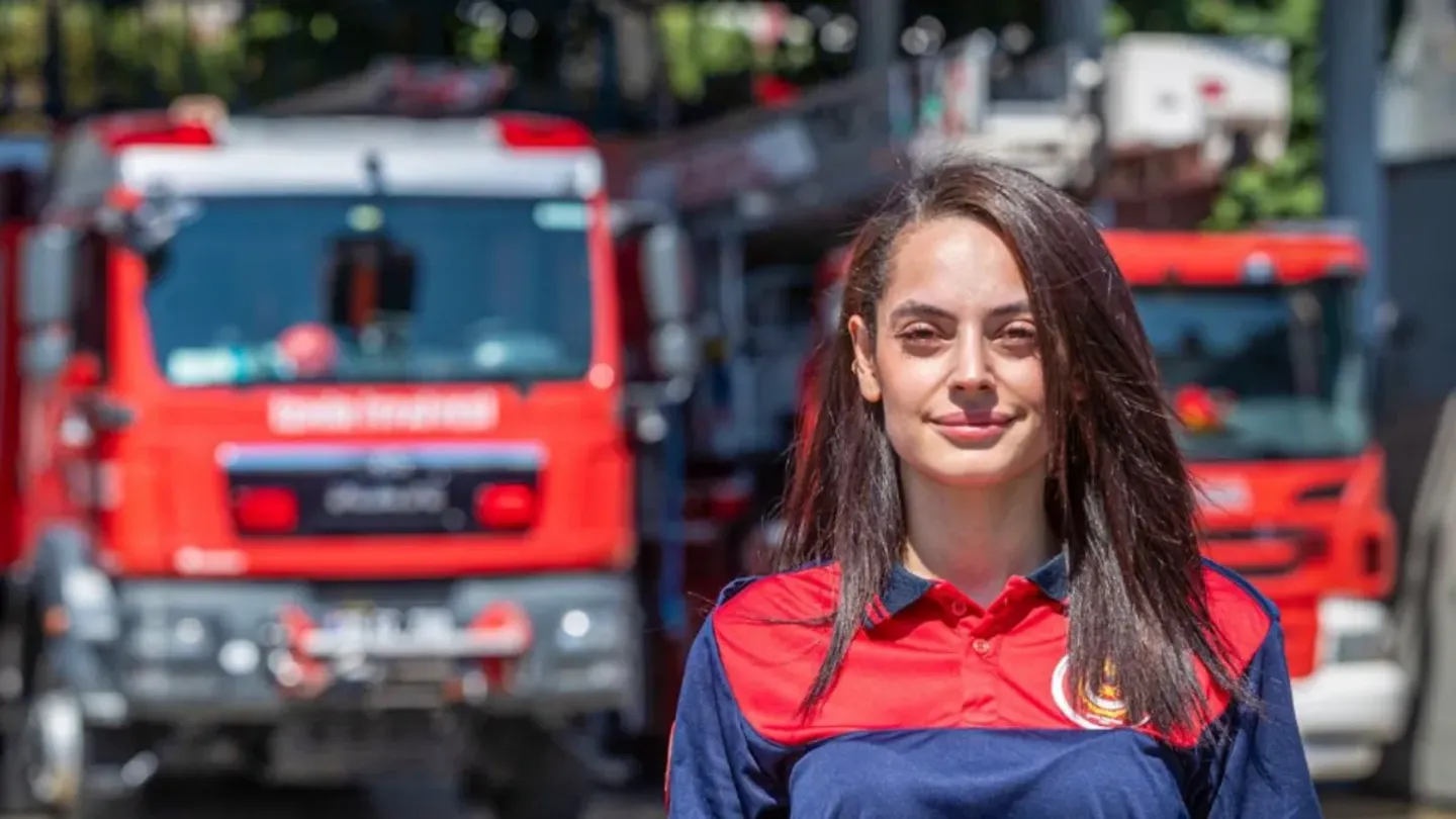 İzmir'de tarihe geçen kadın! Dev itfaiye araçları artık ona emanet: Kalıplaşmış yargıları da yangınlar gibi söndürüyor