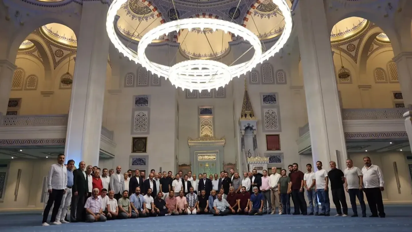 AK Parti İzmir’den 25. Yıla Özel Mevlit: Hayatını Kaybeden Teşkilat Mensupları Dualarla Anıldı