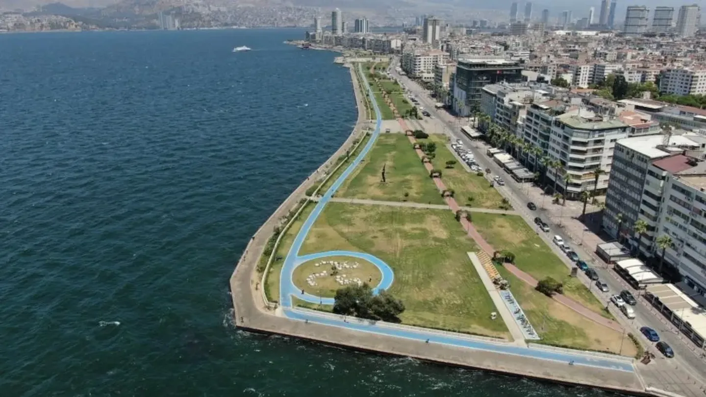 İzmir'de kavurucu sıcaklık vatandaşı eve kapattı