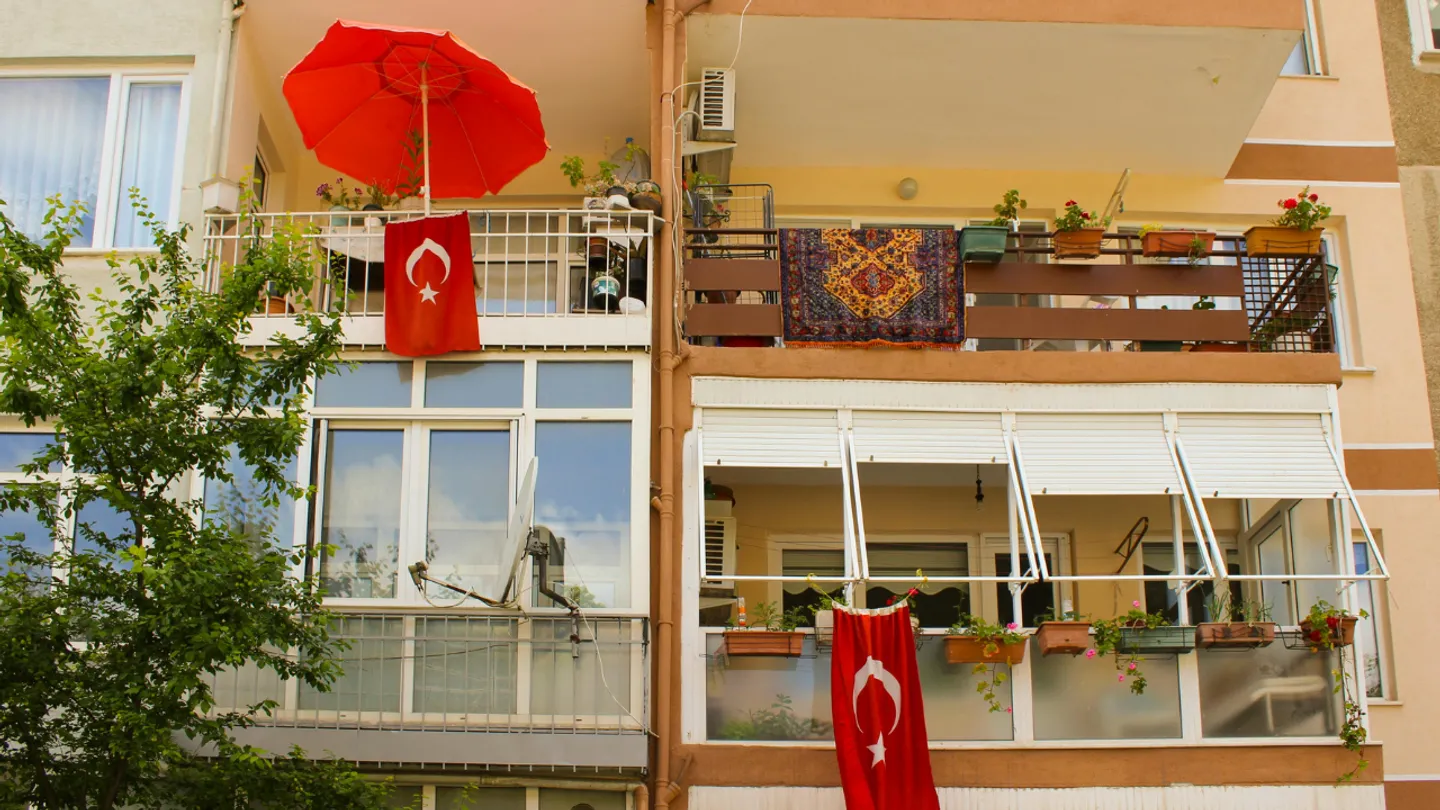 Balkon keyfi kabusa dönmesin! Yazın en sık yapılan 5 hatanın hukuki bedeli ağır olabilir