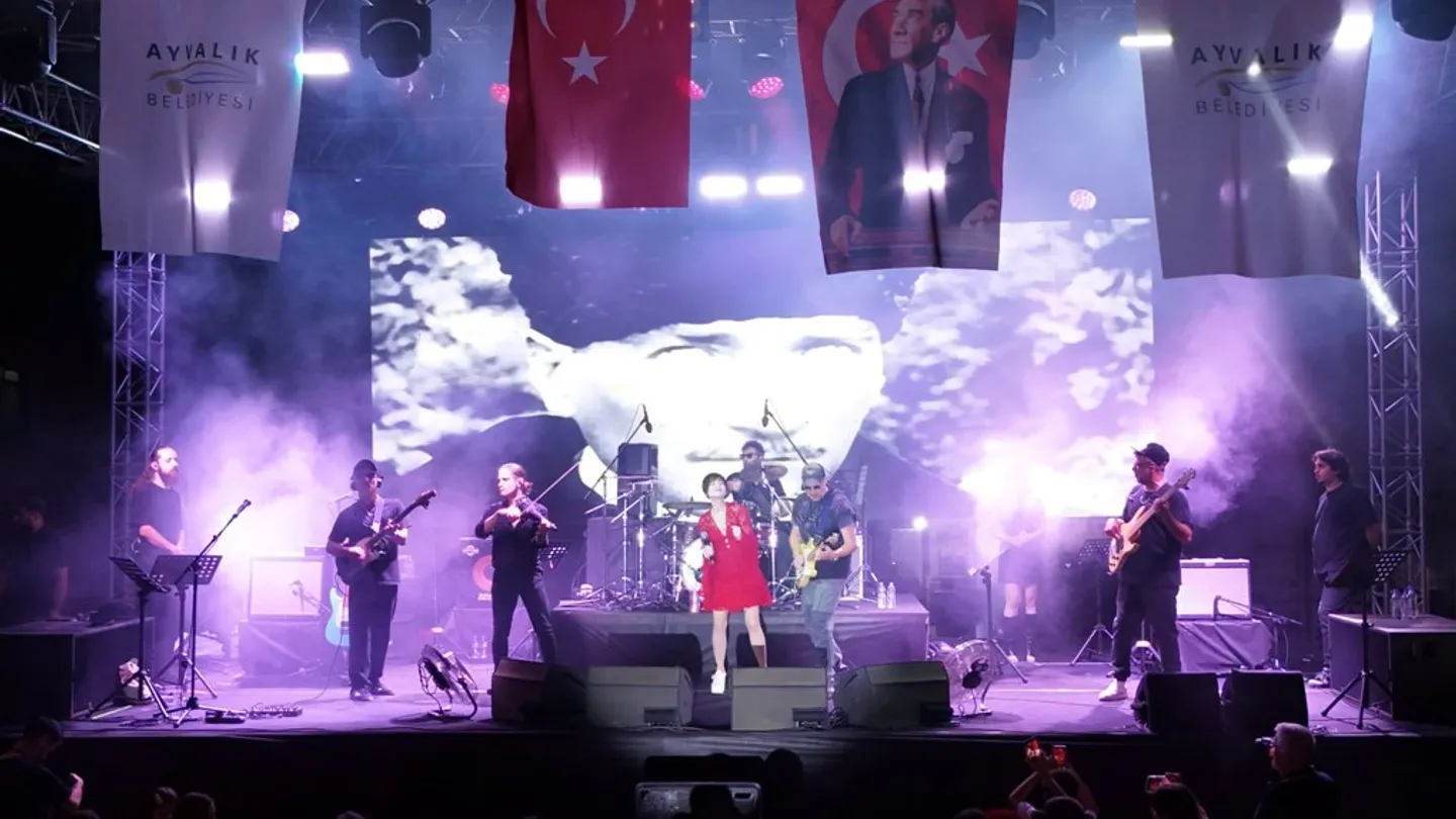 Altınova’da 104. Yıl Coşkusu: Aydilge Konseriyle Kutlamalar Zirve Yaptı