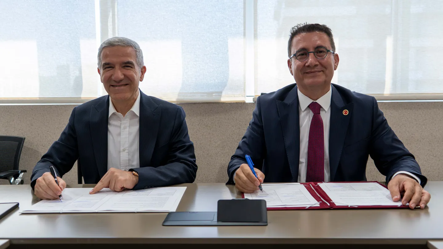 Sağlıkta Yeni Dönem: İEÜ Medical Point ve İYTE’den Yapay Zekâ ve Biyoteknoloji İş Birliği