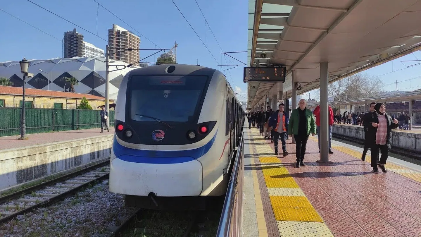 İZBAN’dan fuar düzenlemesi: Gece seferleri uzatıldı, Halkapınar’da metro bağlantısı sağlanacak