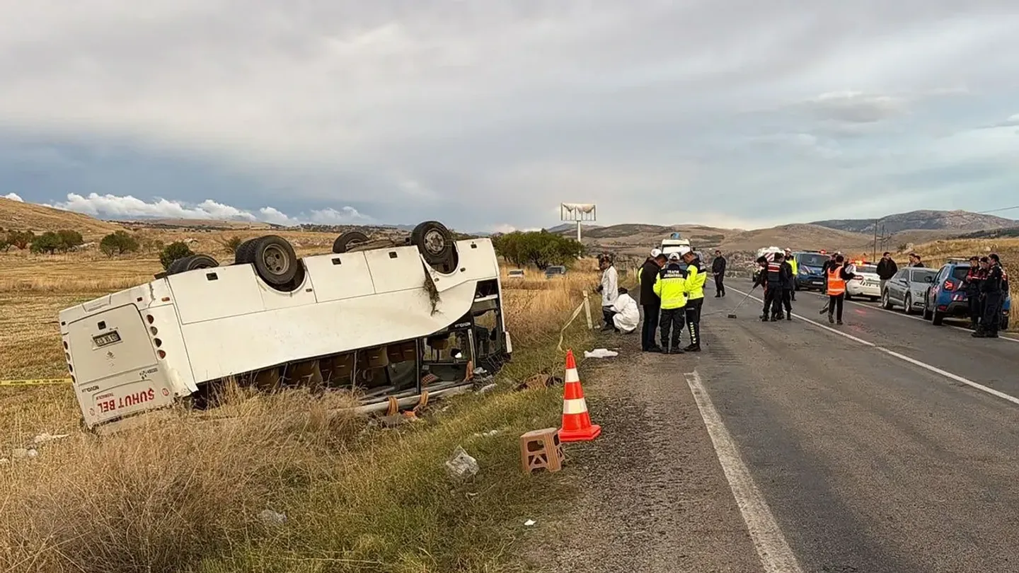 Afyonkarahisar’da İşçi Midibüsü Devrildi! 1 Kişi Hayatını Kaybetti, 27 Yaralı