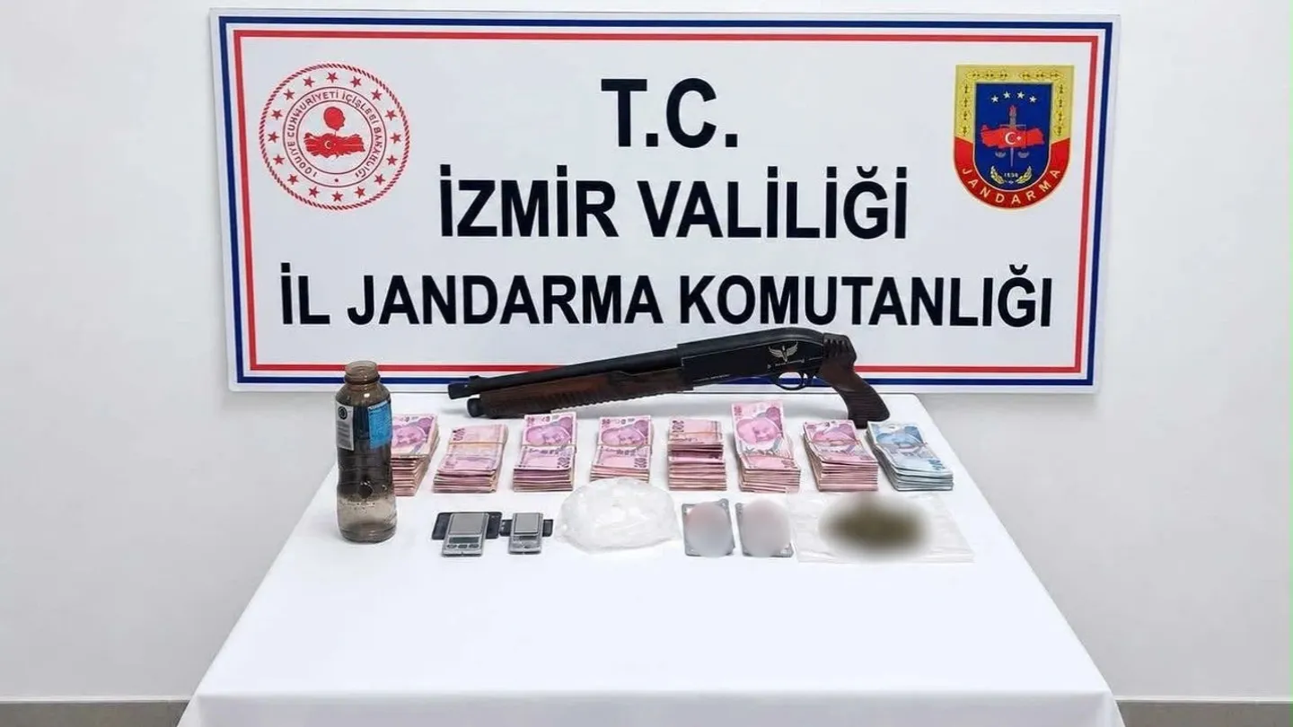 Karşıyaka’da uyuşturucu operasyonu: Ev ve iş yerinden uyuşturucu, silah ve 139 bin TL çıktı