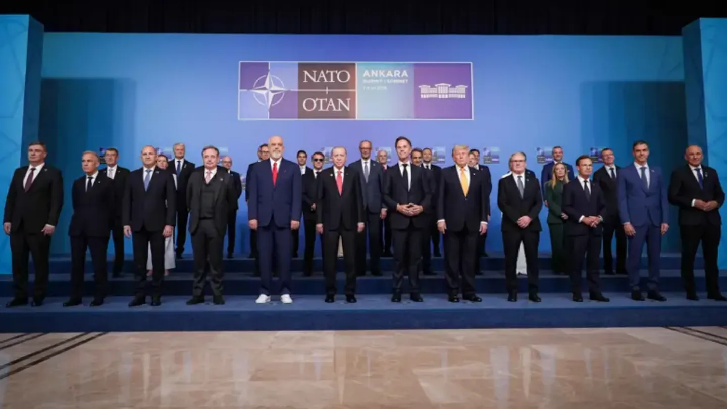 NATO aile fotoğrafı çekilirken neler yaşandı? Liderler arasındaki diyaloglar gündem oldu