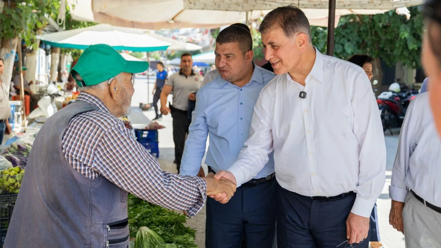 Başkan Tugay'dan Tire mesaisi: Vatandaşlar, üreticiler ve esnafla buluştu