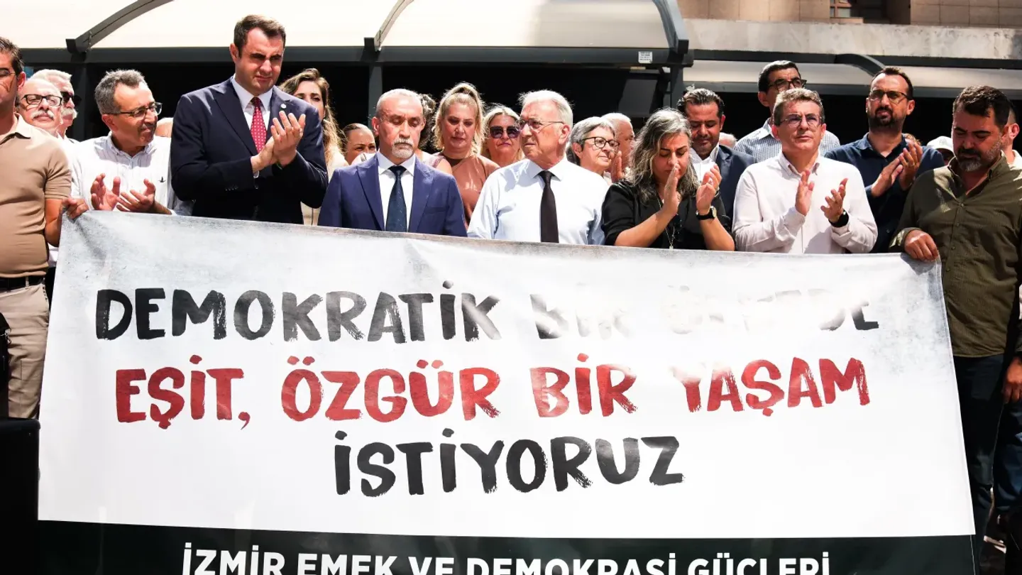 YENİ Partili Güç'ten İzmir Adliyesi önünde erken seçim çağrısı