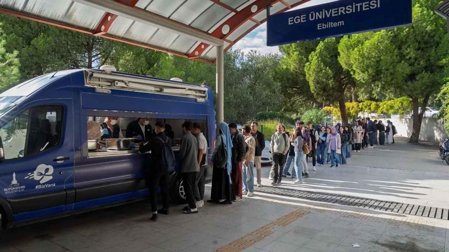 İzmir’de öğrencilere sıcak destek: On binlerce çocuk ve gence yemek ulaştırılacak
