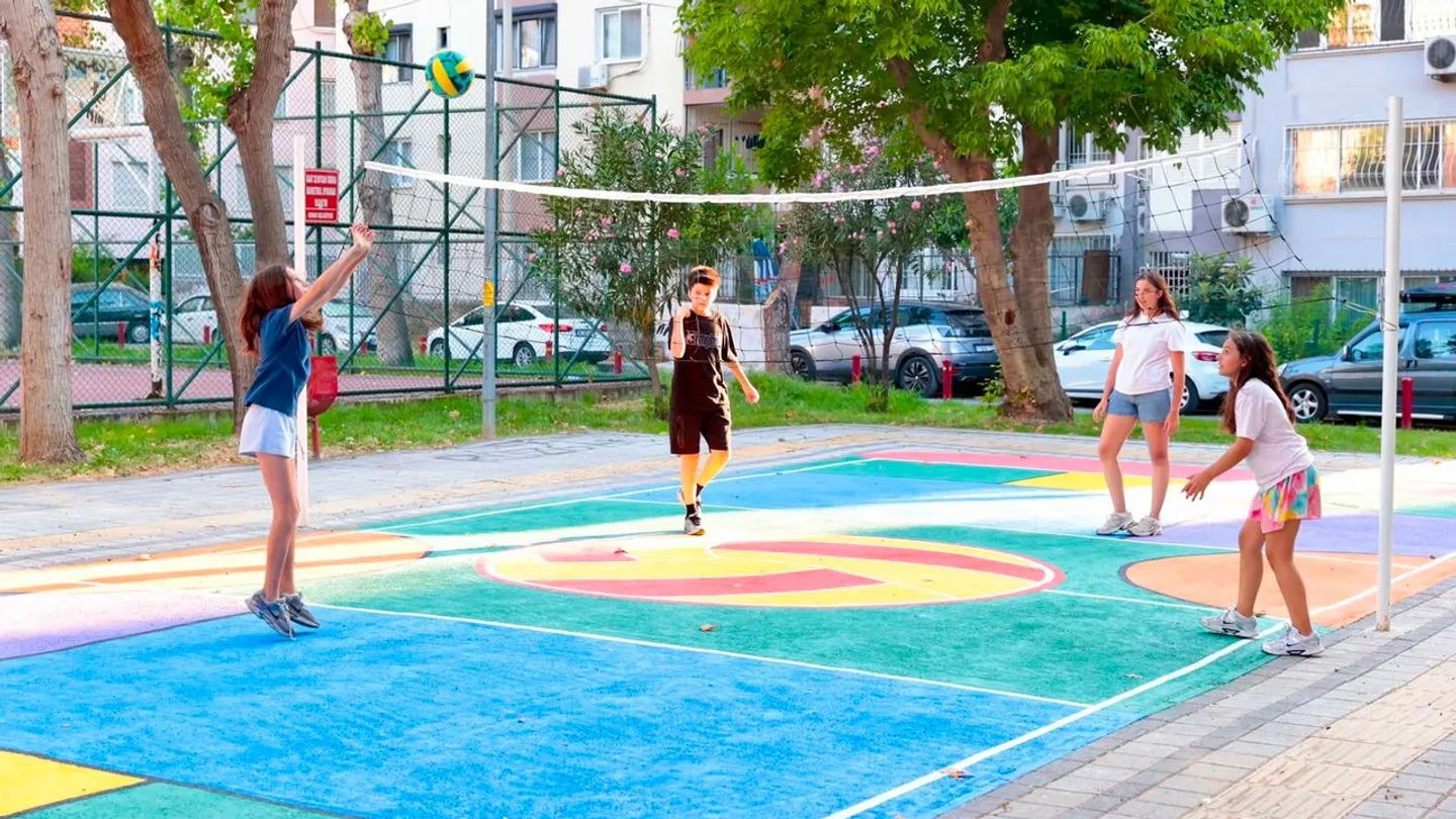 Çocukların talebi gerçekleşti: Konak’taki parka yeni voleybol sahası yapıldı