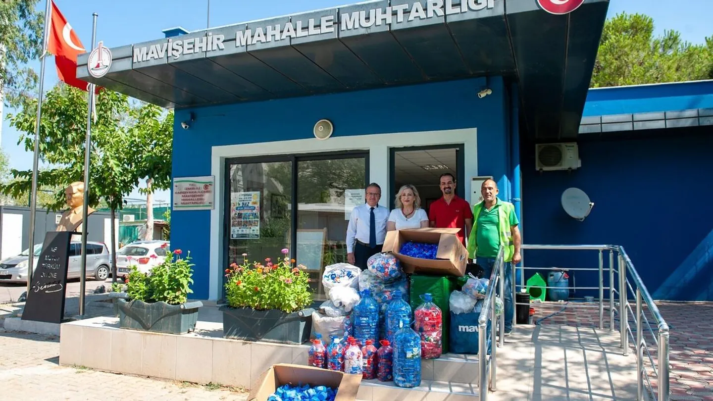 Karşıyaka'da 'Mavi Kapak' kampanyasına muhtarlardan 550 kilogramlık destek