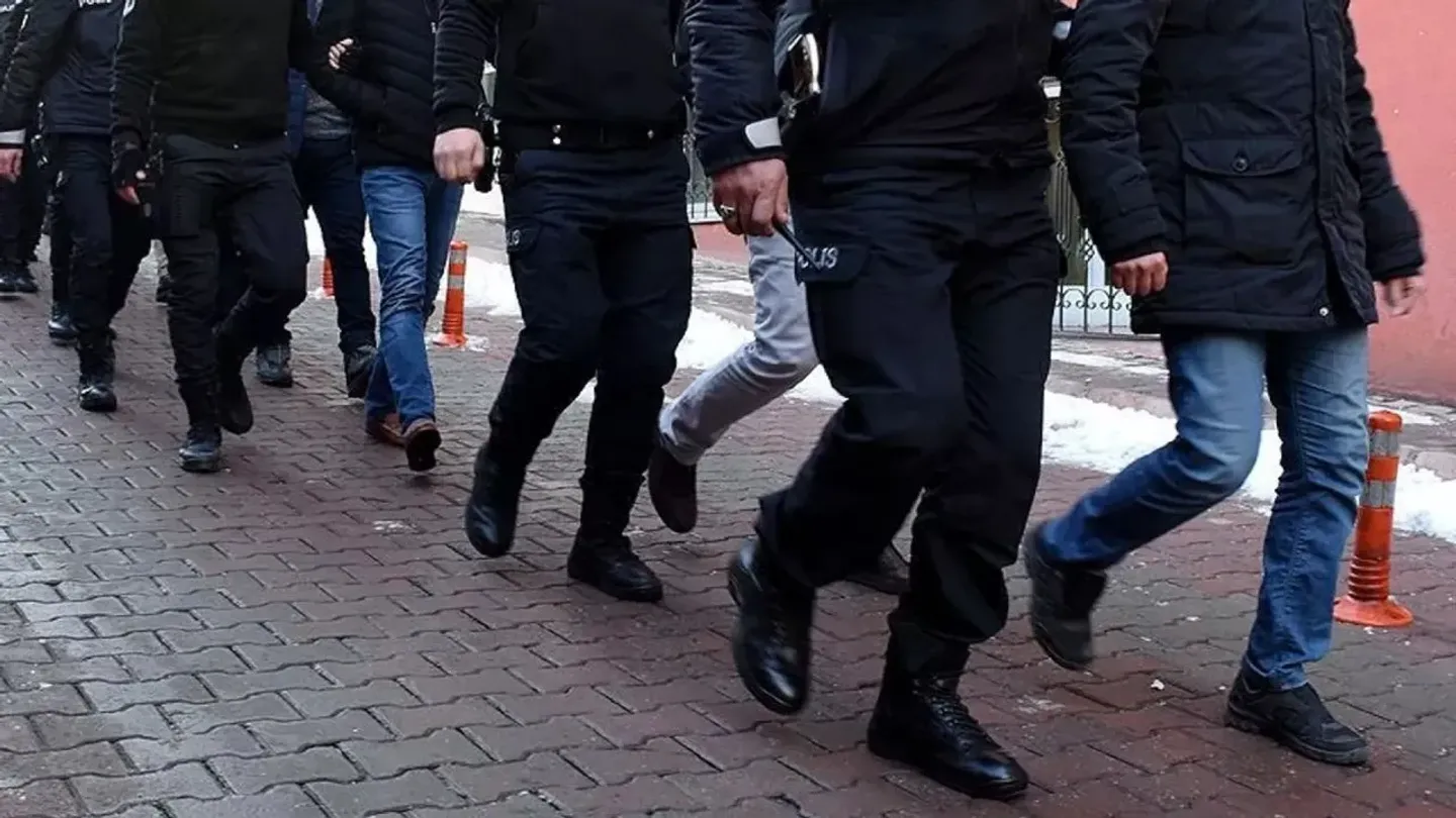 İzmir Otokent’te tefecilik operasyonu: 7 şüpheli tutuklandı
