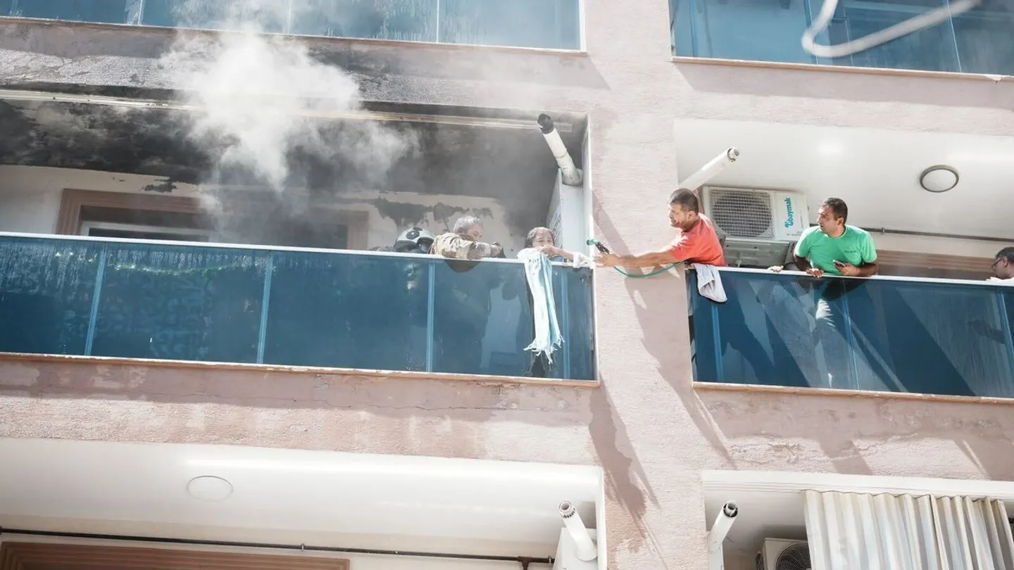 Bayraklı’da Yangın Paniği! 4’ü Çocuk 10 Kişi Alevlerin Arasından Kurtarıldı