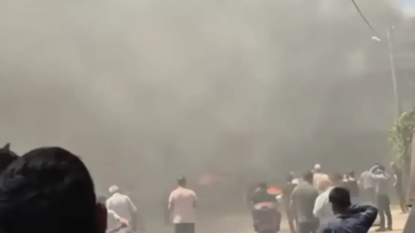 İzmir'de Korkutan Yangın! Sünger Deposunda Alevler Büyüdü