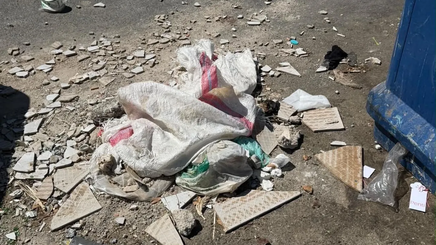 Buca’da bir aydır aynı çöp manzarası: Mahalleli isyan etti