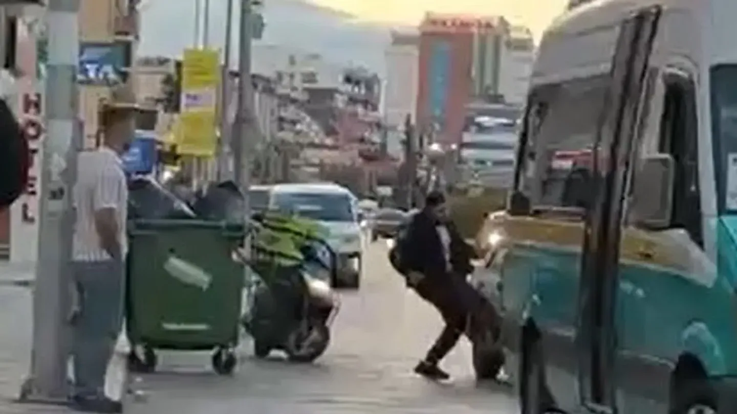 İzmir’de Trafik Terörüne 180 Bin TL’lik Fatura! Otomobili Tekmeleyen Motosikletlinin Ehliyeti Alındı