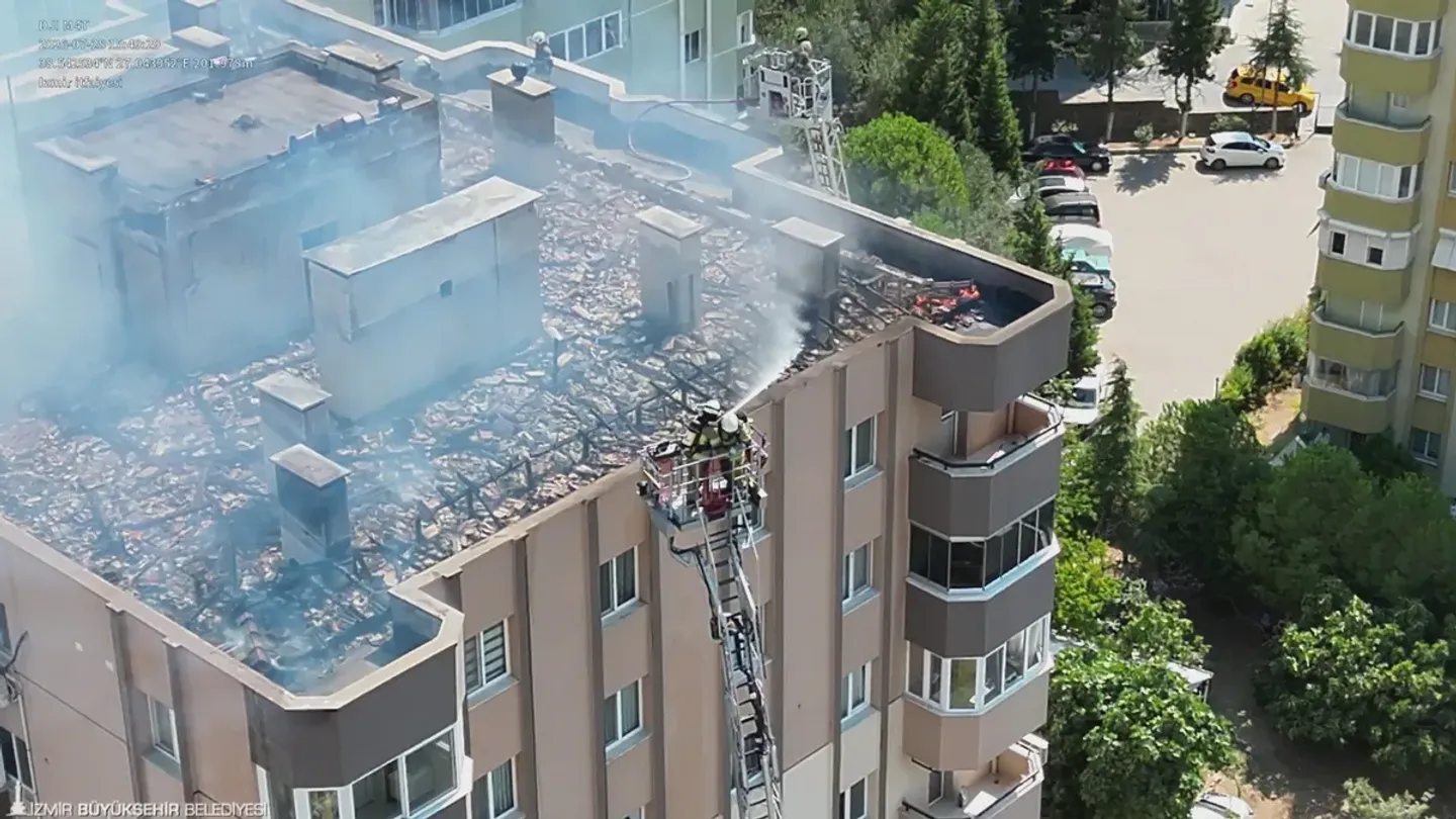 İzmir'de çatı yangını paniği: Mahsur kalan 3 işçi itfaiye ekiplerince kurtarıldı!