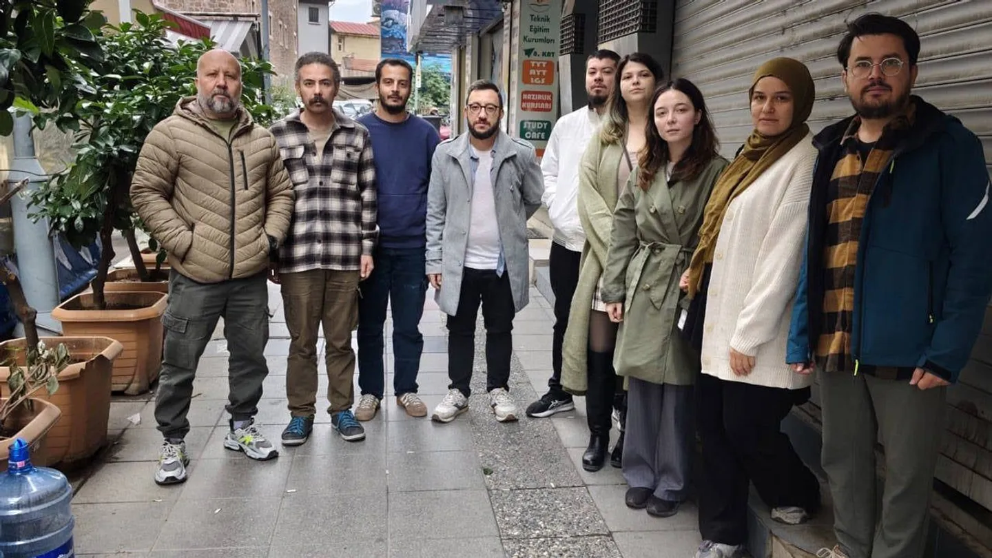 İzmir’de 12 Gazeteci İşten Çıkarıldı! Maaş ve Yemek Ücreti Krizi Büyüyor