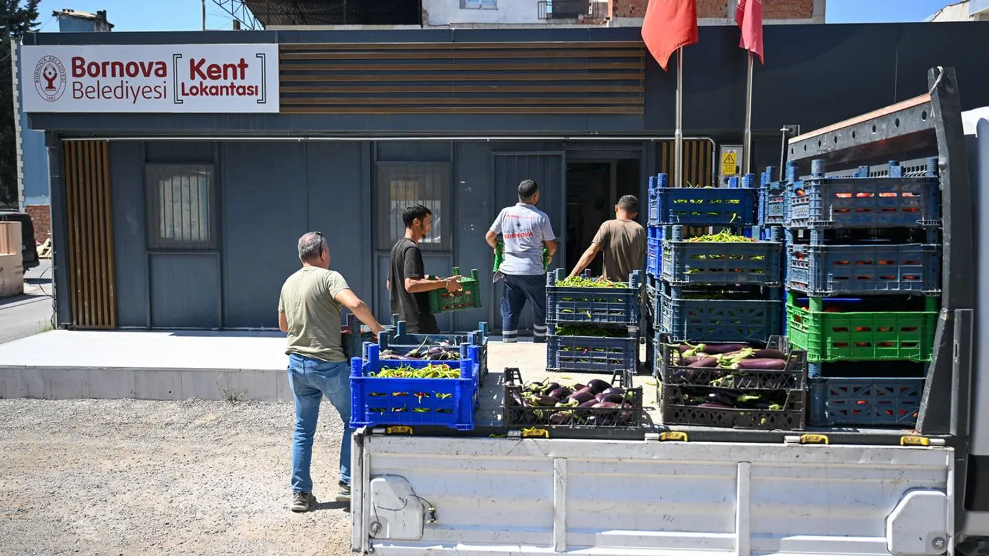 Bornova’da 20 dönümlük tarla dayanışma sofrasına dönüştü