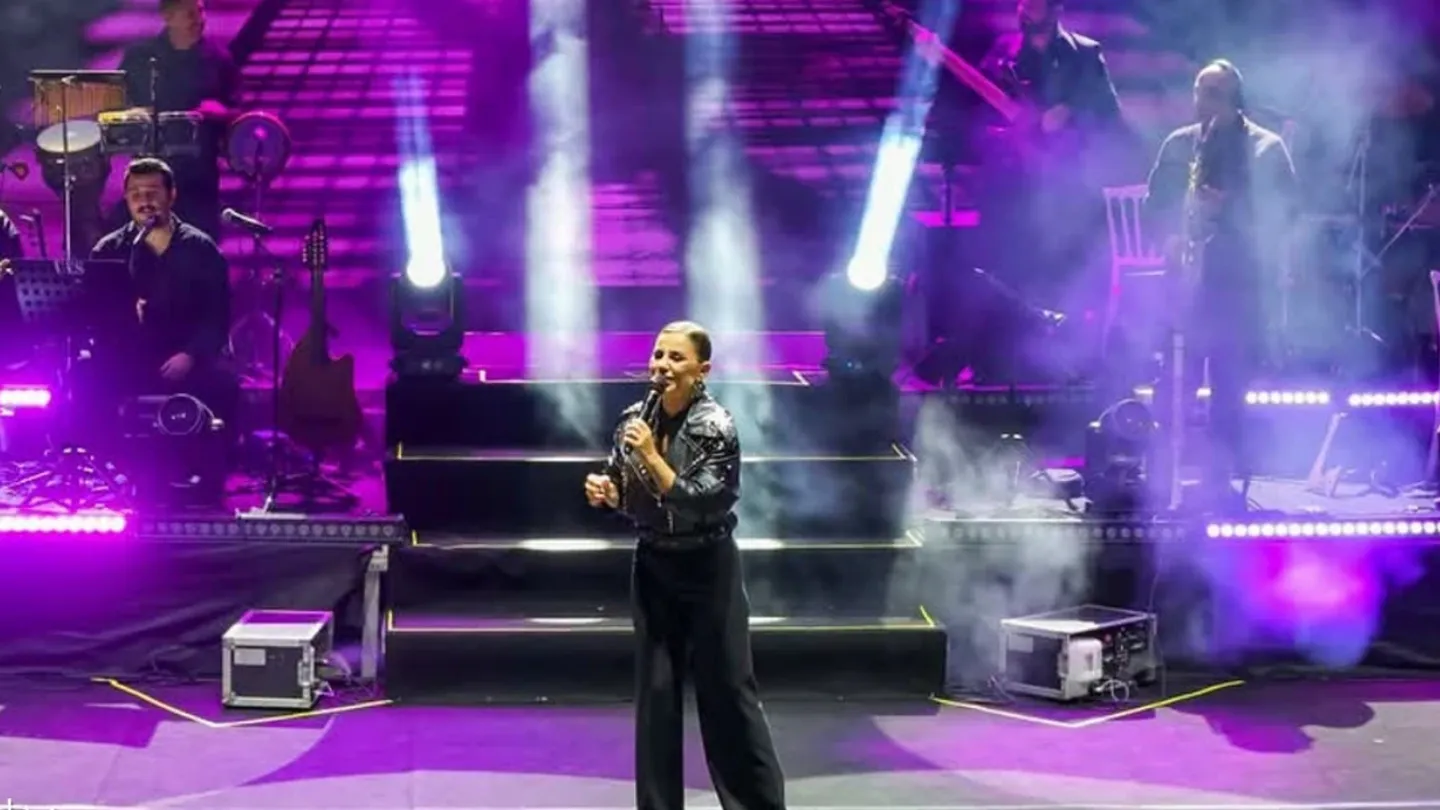 Merve Özbey konser sırasında merdivenden düştü: Sağlık durumunu açıkladı