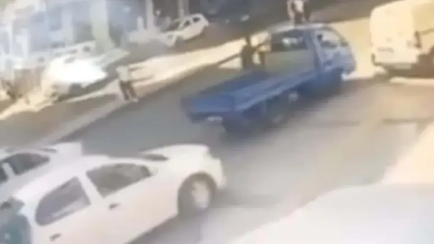 İzmir’de Bisikletliye Kapı Şoku: Kamyonetin Açılan Kapısı Ağır Yaraladı