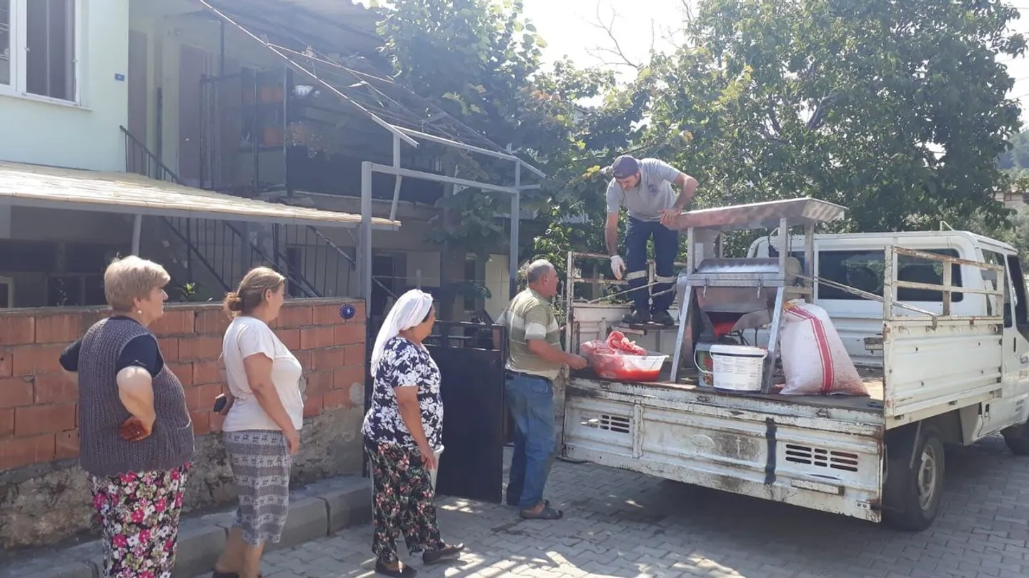 Efes Selçuk'ta salça mesaisi başlıyor: Salça sıkım makinesi mahalle mahalle hizmet verecek