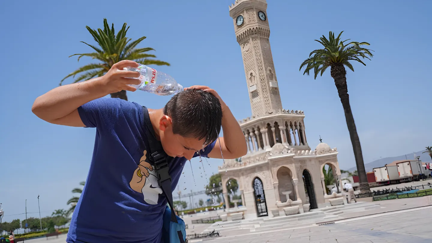 İzmir’de yaz şaşırtacak: Geçen yıl 43 dereceydi, bu yıl bakın ne bekleniyor
