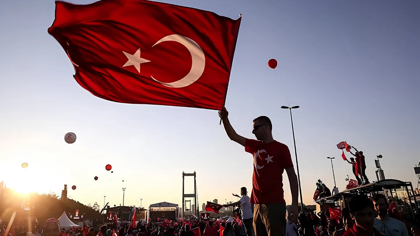 15 Temmuz'da hangi kurumlar kapalı? Resmi tatilde hizmet düzeni belli oldu