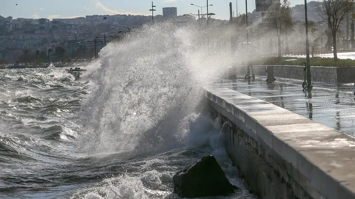 İzmir'e sert fırtına uyarısı! 11 İlde Sarı Kodlu Alarm !