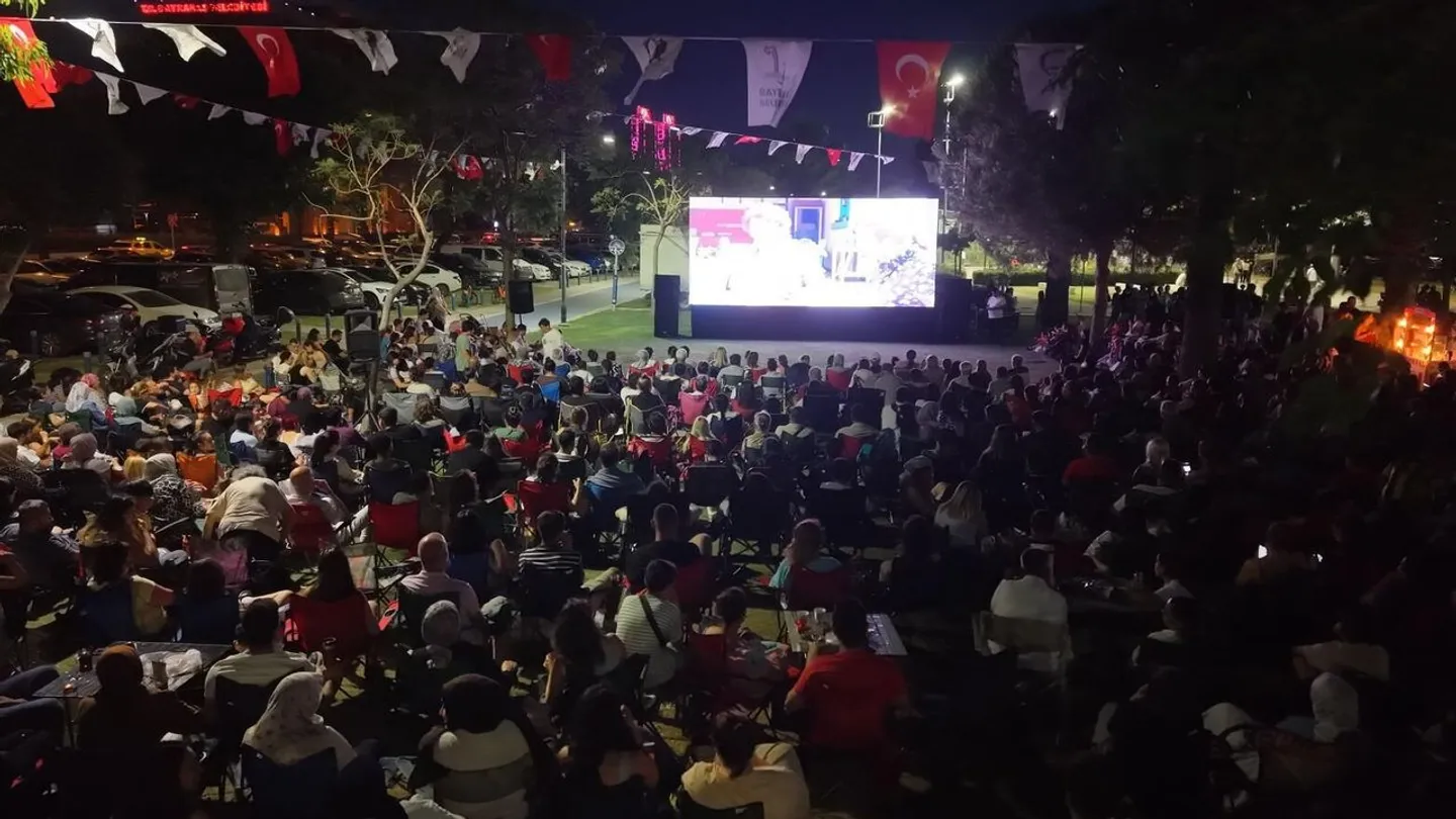 Bayraklı’da Yaz Sineması Keyfi Muhteşem Final Yapıyor: Rüzgar "Buz Devri" İle Esecek!