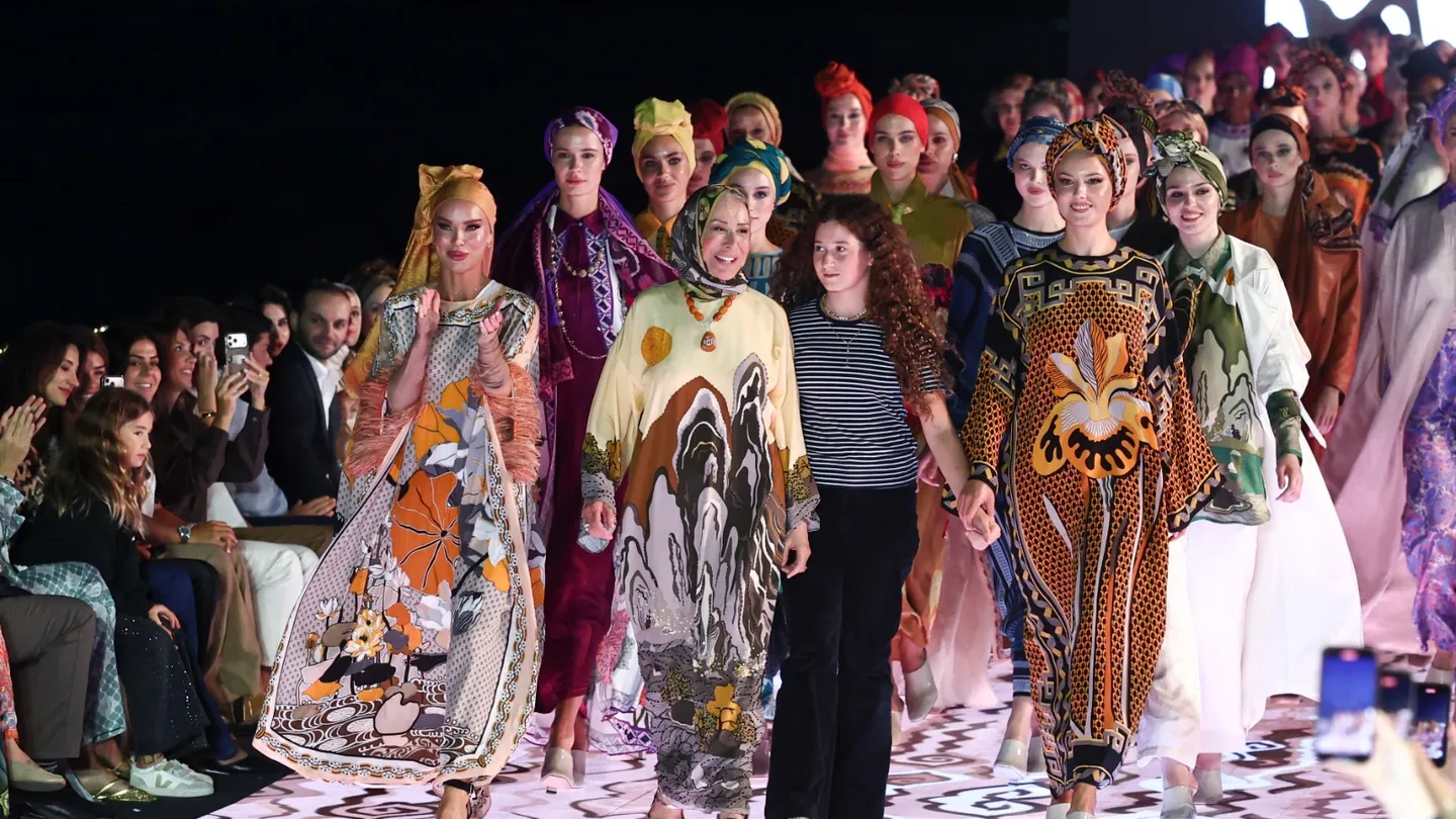 İmannoor Moda Resitali İstanbul’u Büyüledi: Podyumda Ünlü İsimler, Finalde Hadise Şovu