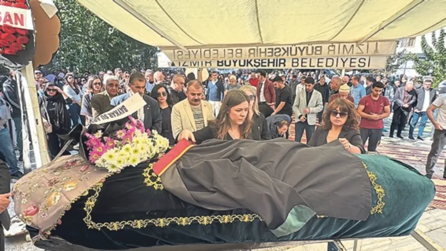 İzmir’de katledilen avukat Özge’ye cübbeli veda! Annesi tabutuna sarılarak ağladı