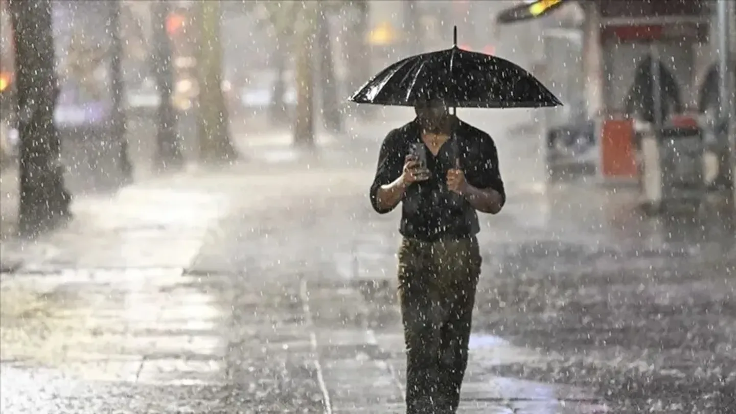 İzmir’de hava bugün değişiyor! Meteoroloji saat verdi: Yağış ve kuvvetli rüzgar uyarısı
