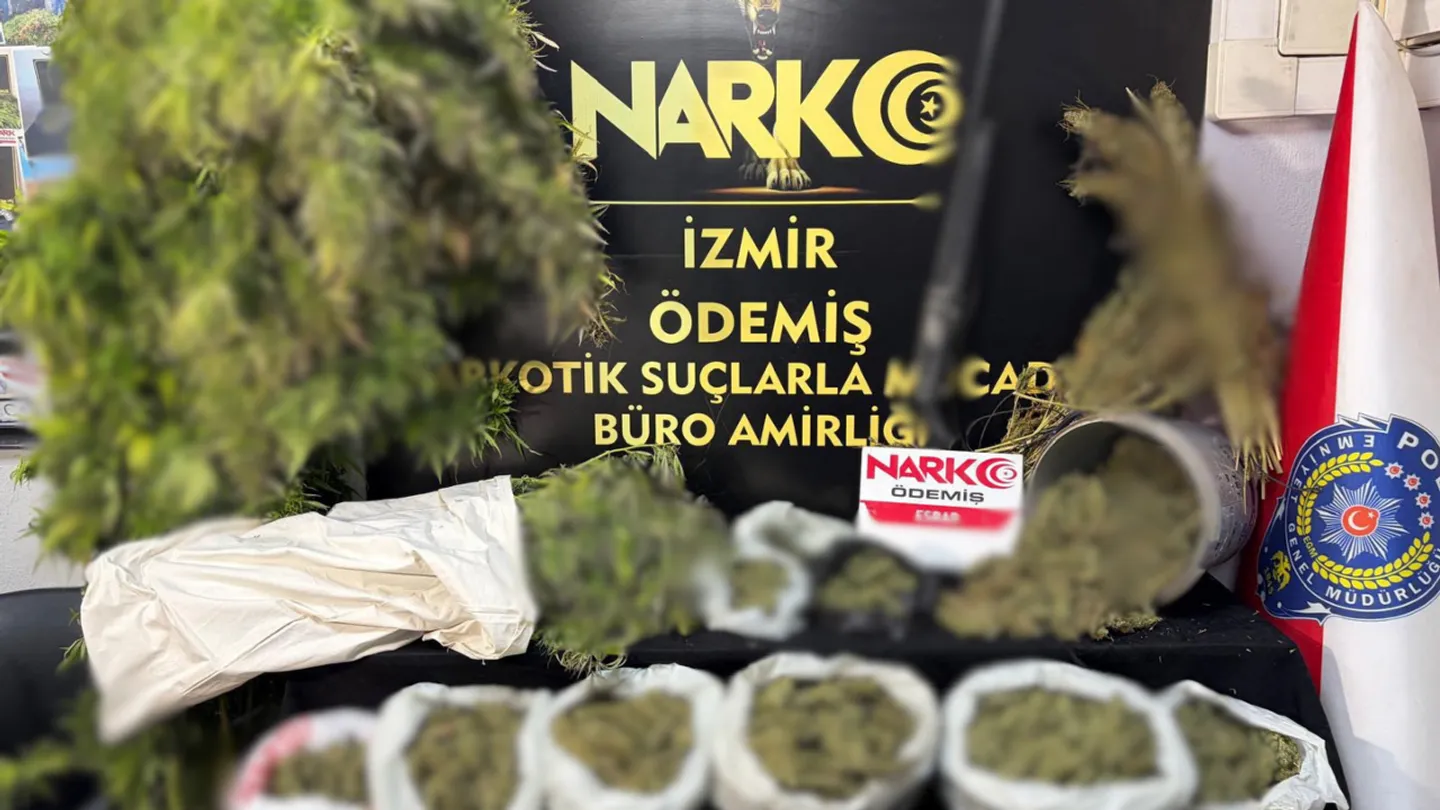Ödemiş’te Narkotik Operasyonu! 7,6 Kilo Esrar ve Ruhsatsız Tüfek Ele Geçirildi